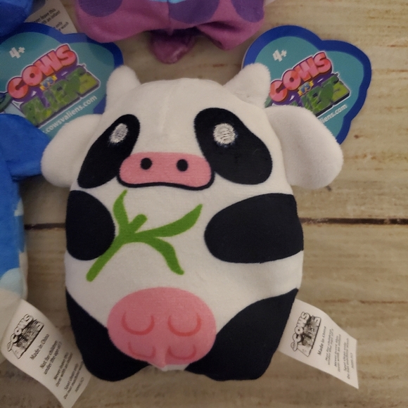 Lot of 4 Cows vs Aliens 4" Bean Filled Cow Plush #'s 001, 005, 007, 011 - Picture 4 of 10